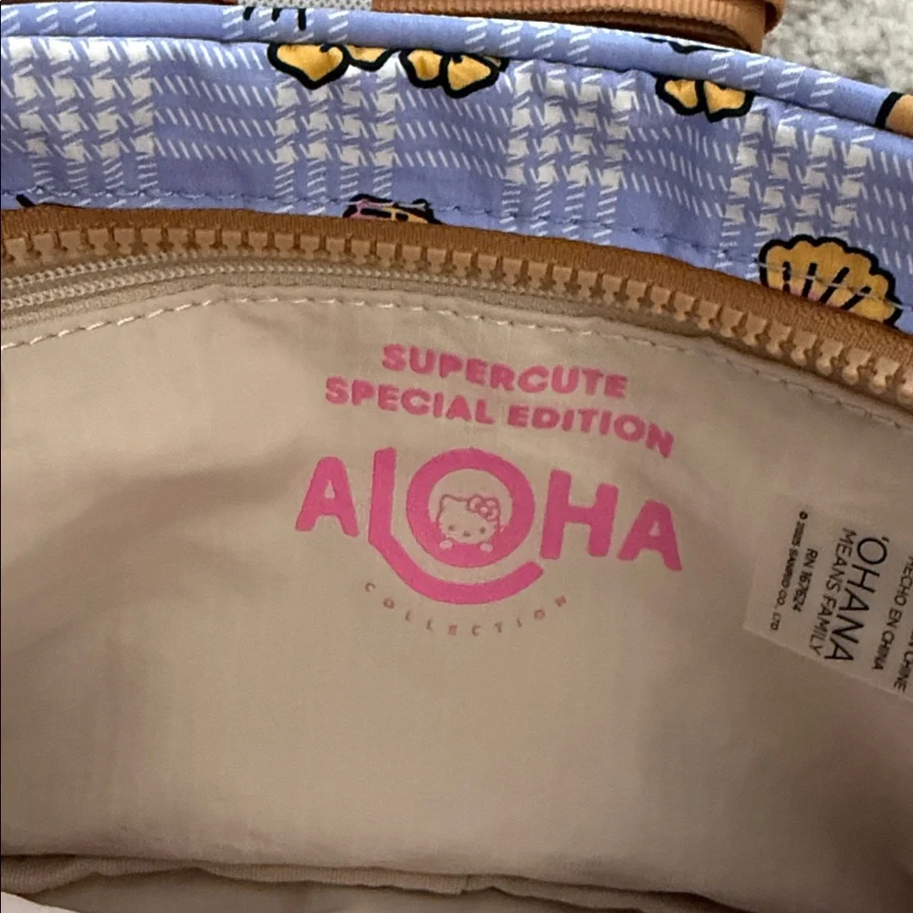 Aloha Collection Hello Kitty Palaka Le Tour Crossbody Bag NWT - Picture 3 of 6